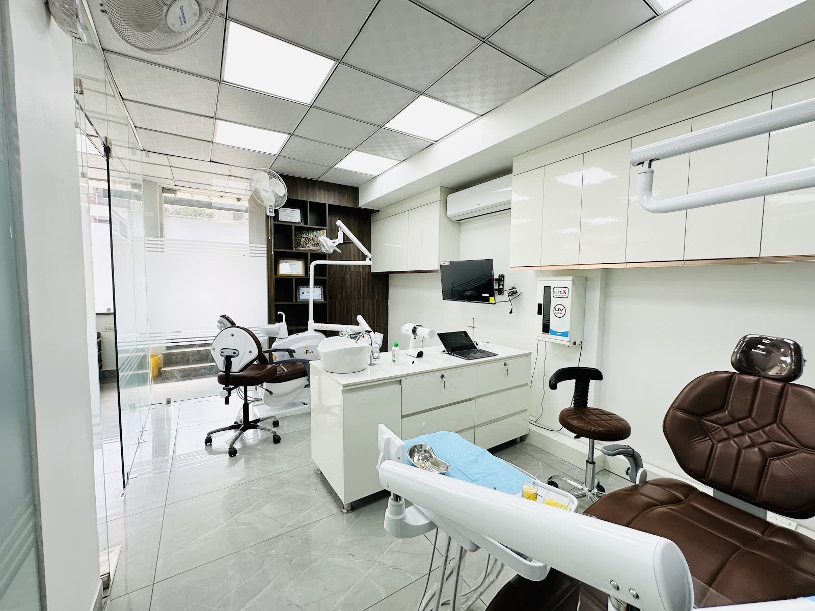 A dental operatory at Denz Aesthetics